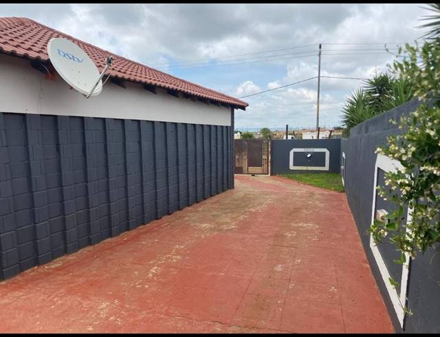 2 BEDROOM HOUSE FOR SALE IN TSAKANE